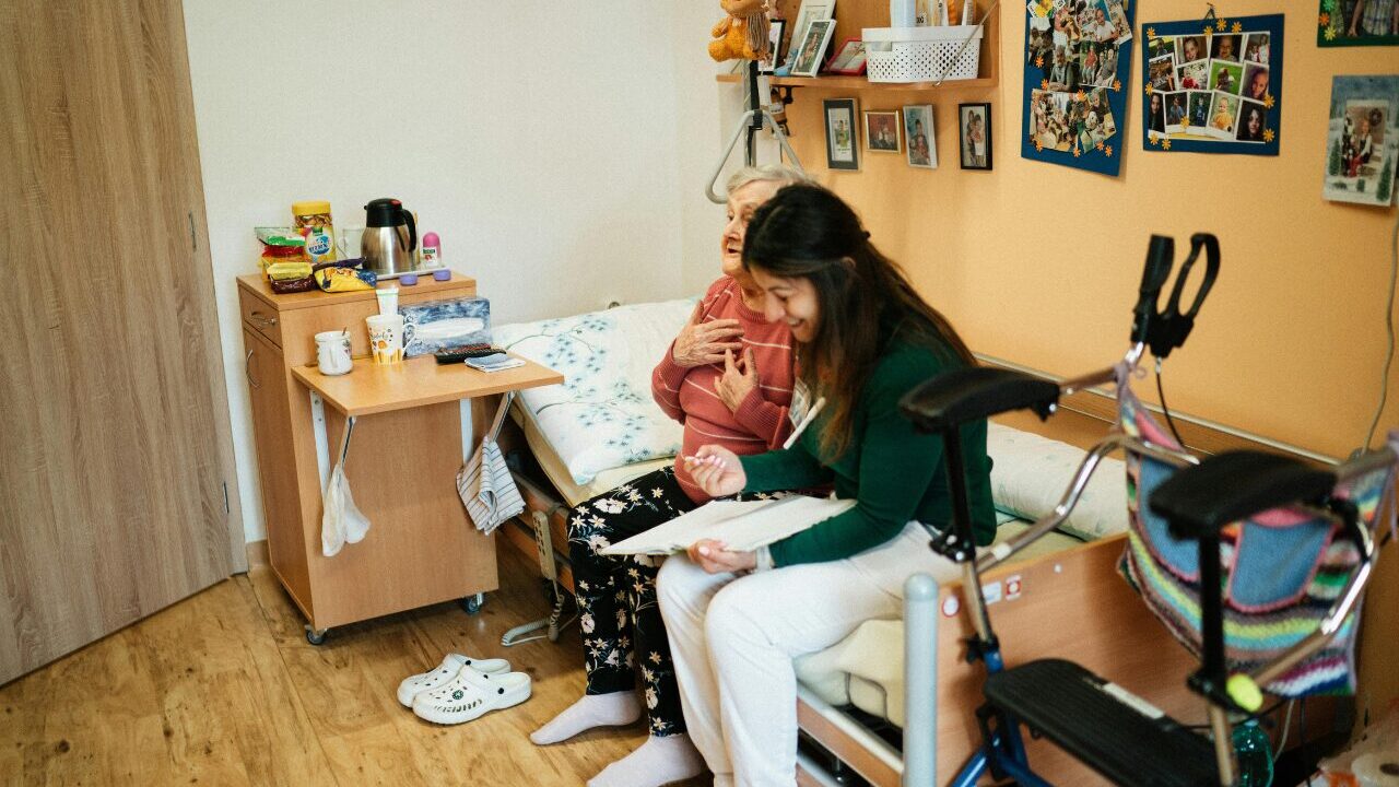 急に歩けなくなった母の在宅介護で慌てて揃えた介護用品をイメージした室内の写真